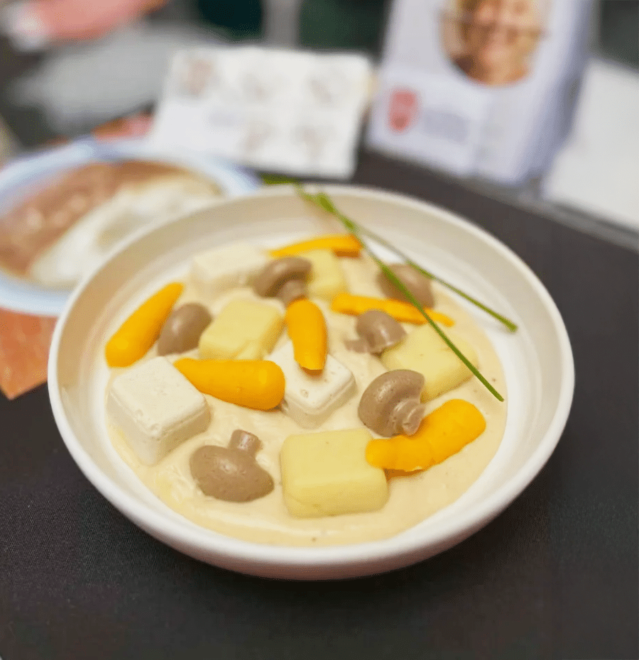 assiette avec des champignons et des carottes