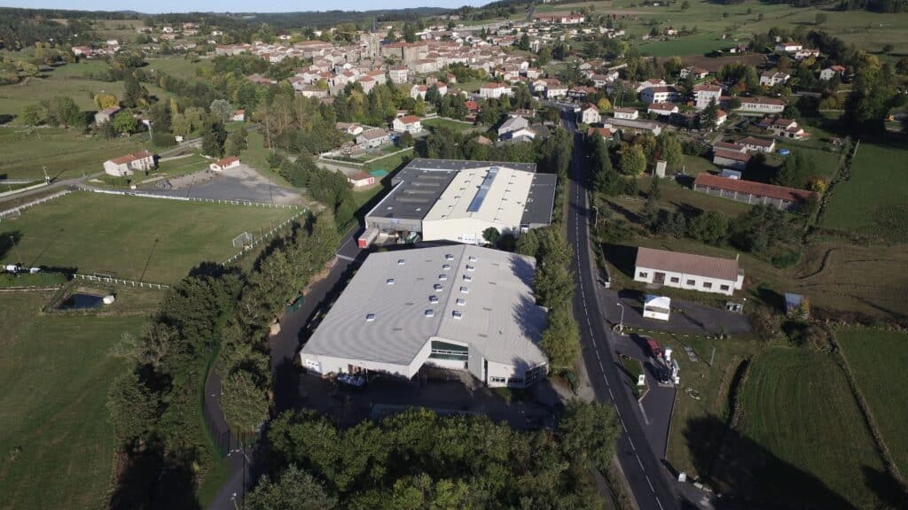 Photo de nos batiments vfi et vfe, vue d'en haut, entourés de verdure